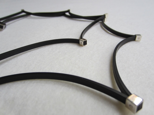 bogen_rubber_zilver_blokjes_detail