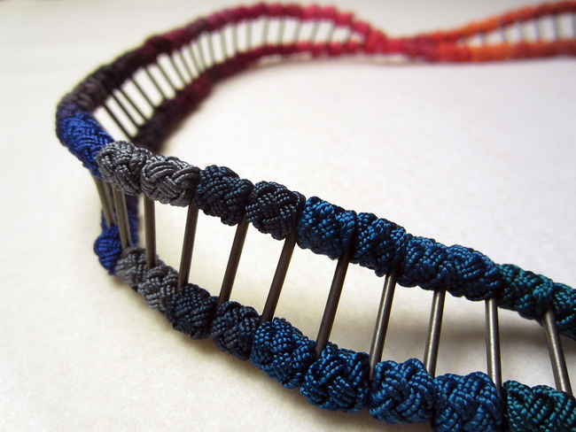 kraal_marok_staafjes_gezwart_zilver_multikleur_detail2