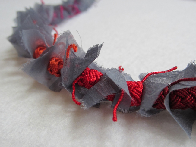 marok_zijde_grijs_rood_detail